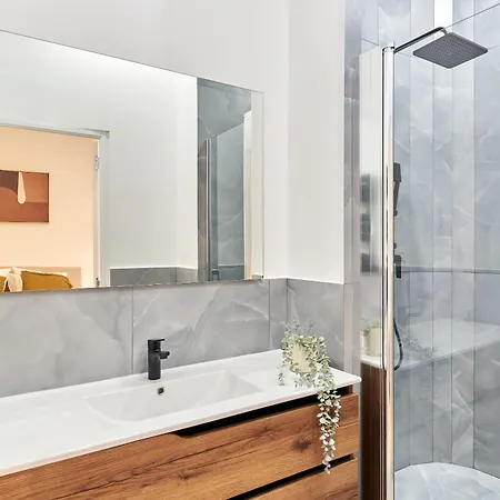 With Ac Buttes Chaumont Park *