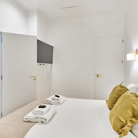 With Ac Buttes Chaumont Park *