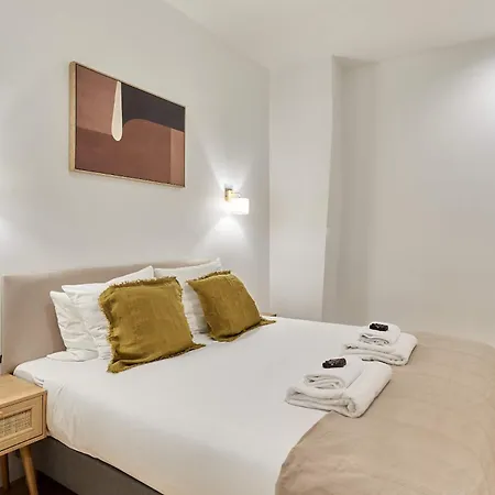 With Ac Buttes Chaumont Park Париж