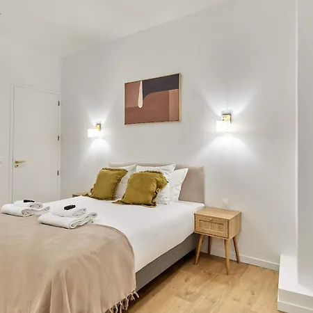 With Ac Buttes Chaumont Park Париж